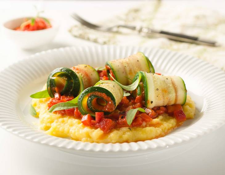 Zucchiniröllchen mit Paprika und Paradeissauce Zucchiniröllchen mit Paprika und Paradeissauce