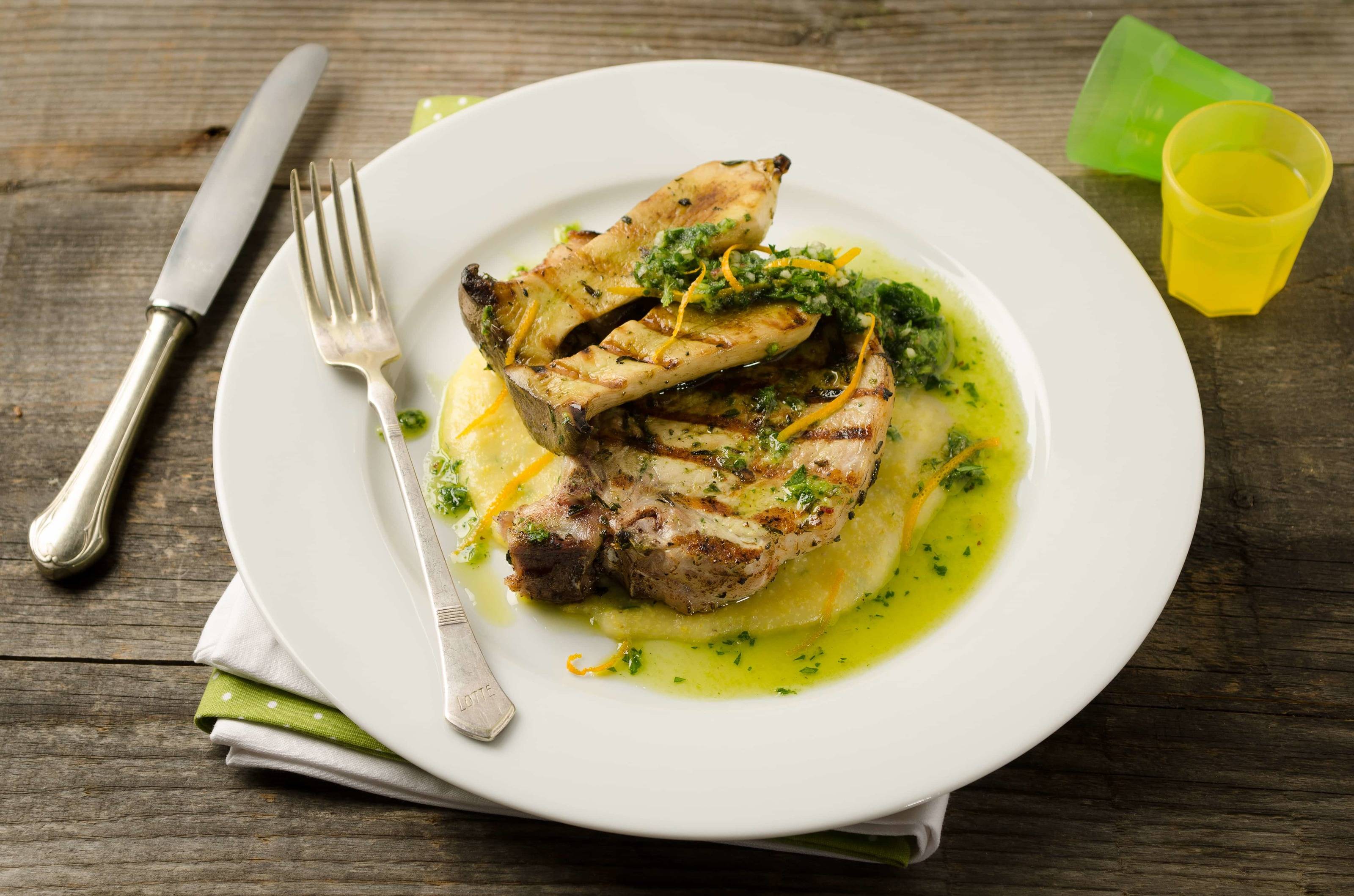 Schweinskoteletts mit Kräuterseitlingen auf Polenta Rezept