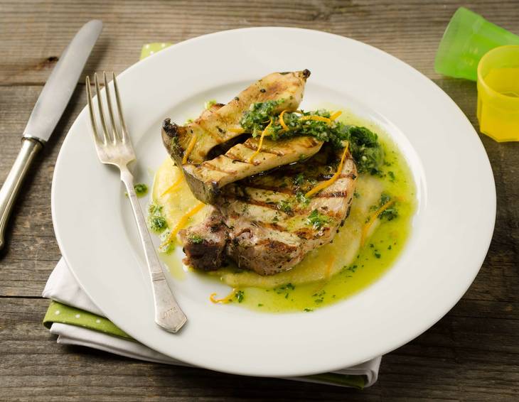 Schweinskoteletts mit Kräuterseitlingen auf Polenta Schweinskoteletts mit Kräuterseitlingen auf Polenta