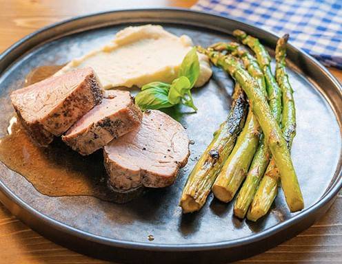 Schweinsmedaillons mit Apfel-Sellerie-Püree und gebratenem Spargel 