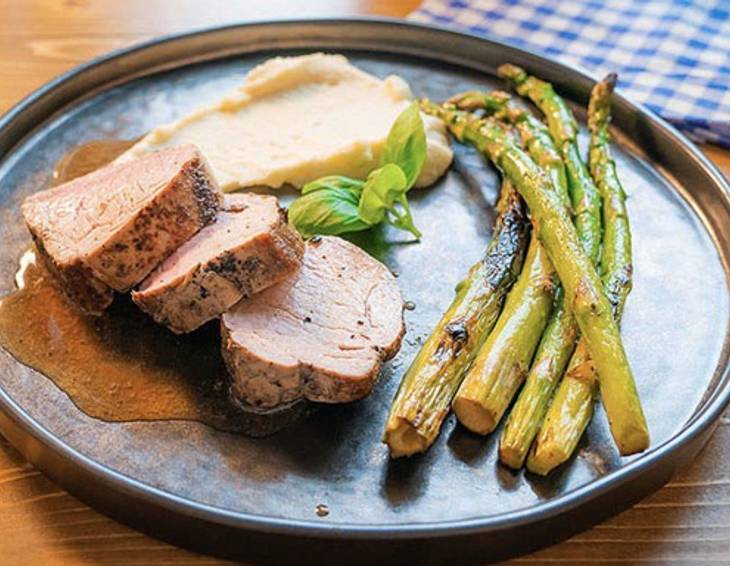 Schweinsmedaillons mit Apfel-Sellerie-Püree und gebratenem Spargel