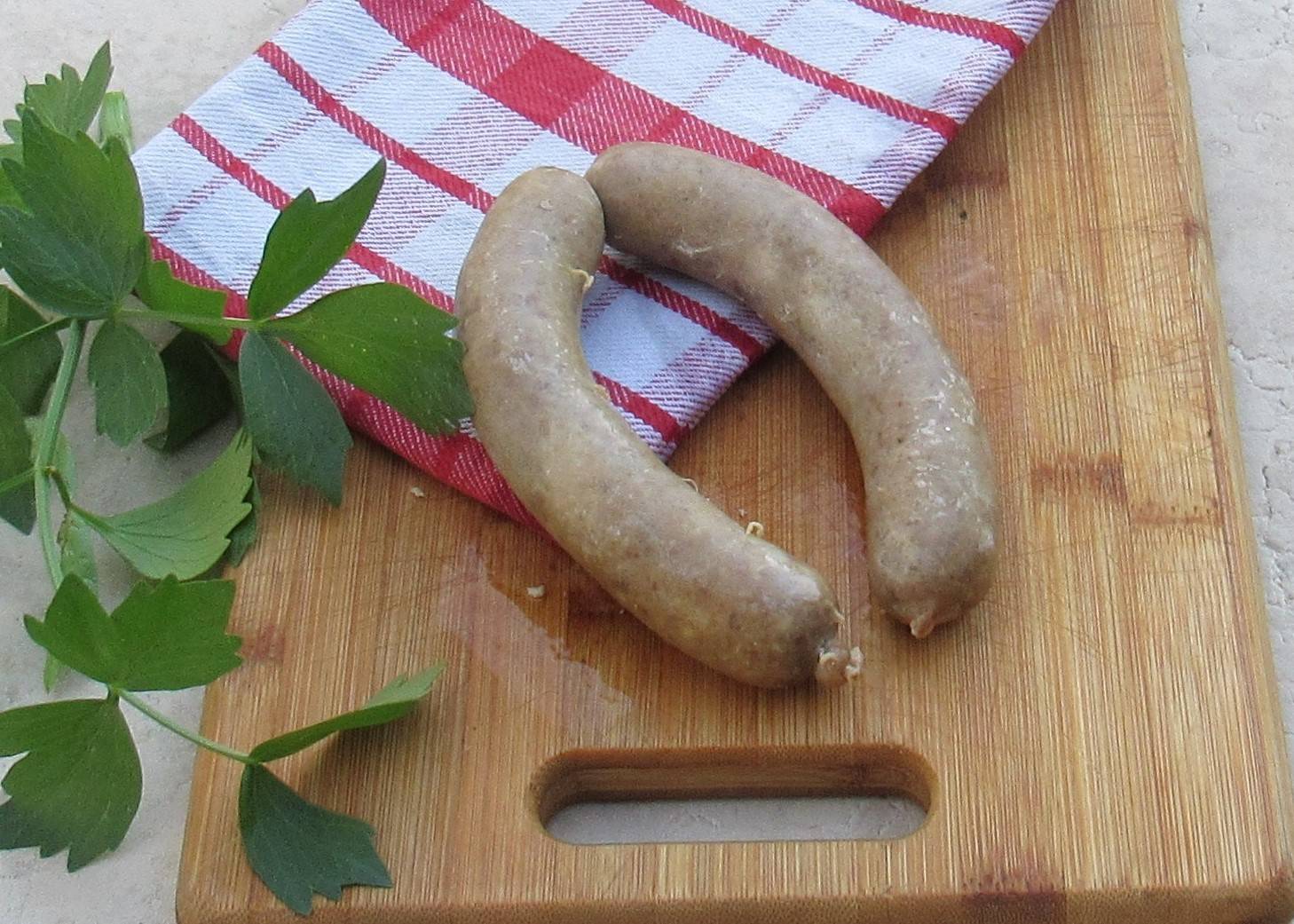 Selbstgemachte Bratwurst im Darm