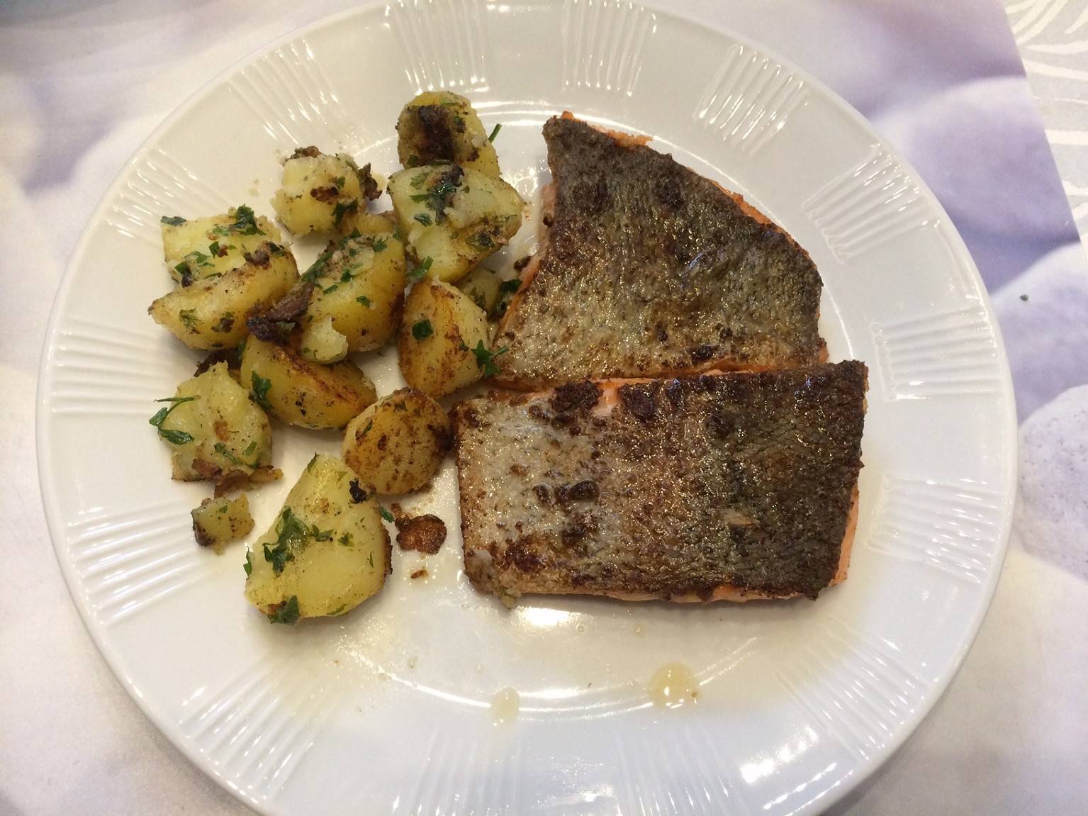 Lachs mit Yerkgewürz in Butter gebraten
