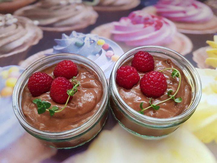 Vegane Avocado-Schoko-Creme mit Himbeeren