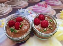 Vegane Avocado-Schoko-Creme mit Himbeeren