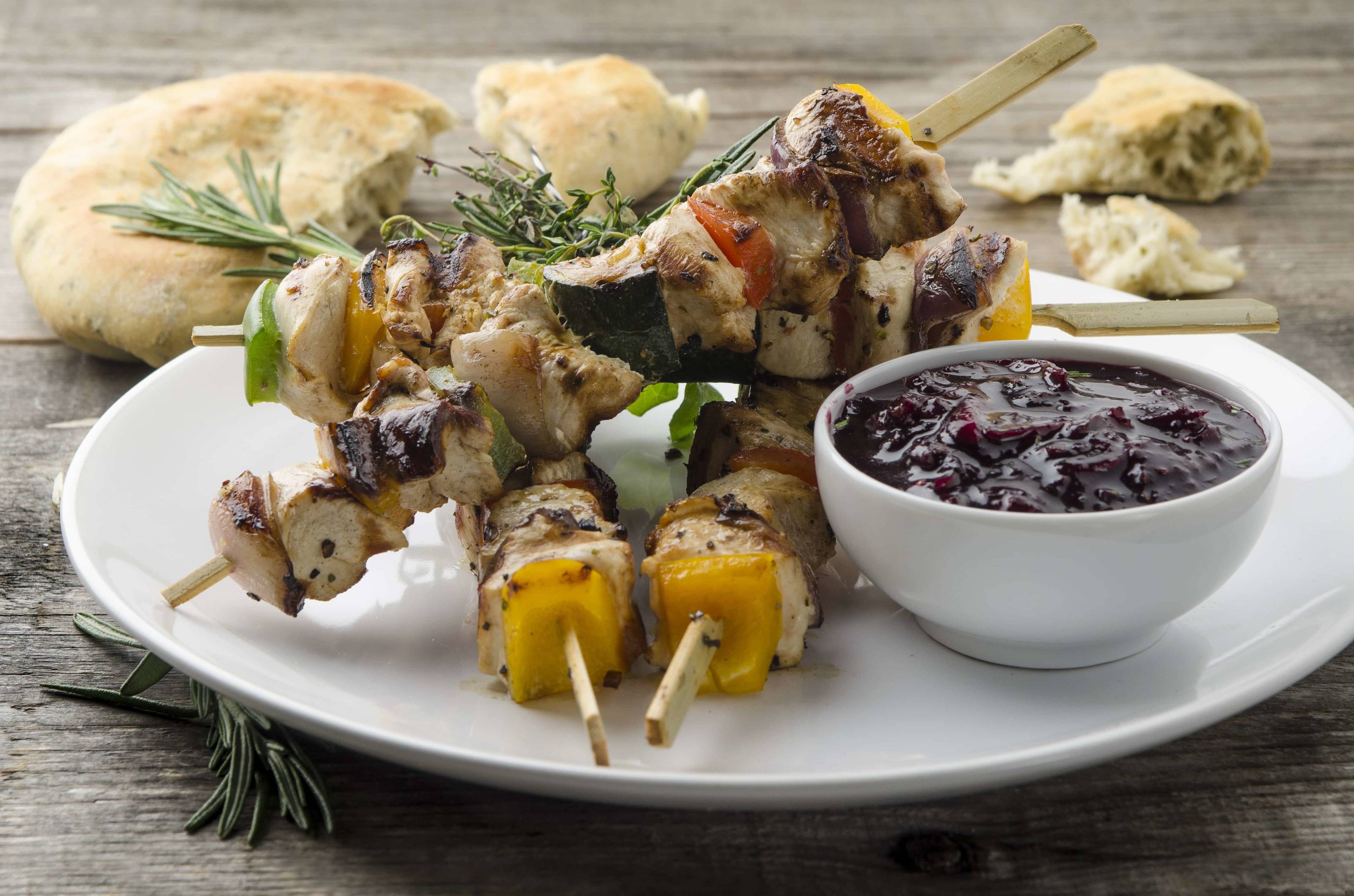 Hühnerspieße mit Grillbrot und Johannisbeer-Chutney Rezept