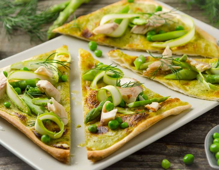 Flammkuchen mit Spargel, Erbsen und Seesaibling Flammkuchen mit Spargel, Erbsen und Seesaibling