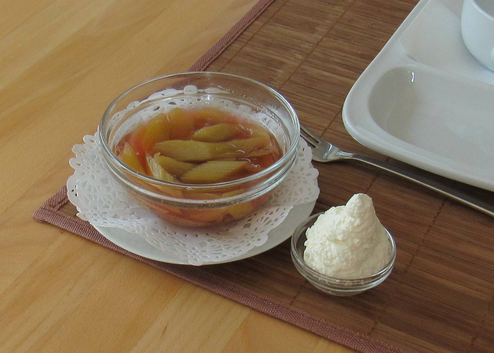 Rhabarberkompott mit Schlagobers Rezept - ichkoche.ch Rhabarberkompott mit Schlagobers Rezept - ichkoche.ch