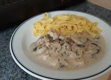 Huhn-Champignon-Pfanne mit Bandnudeln