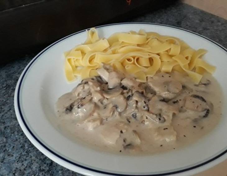 Huhn-Champignon-Pfanne mit Bandnudeln Huhn-Champignon-Pfanne mit Bandnudeln