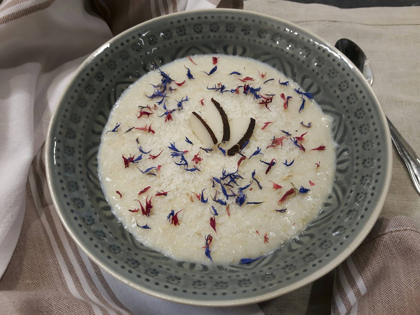 Ein bisschen Frühlingsfeeling muss sein - daher habe ich meinen Brei mit ein paar duftigen Kornblumen getoppt!