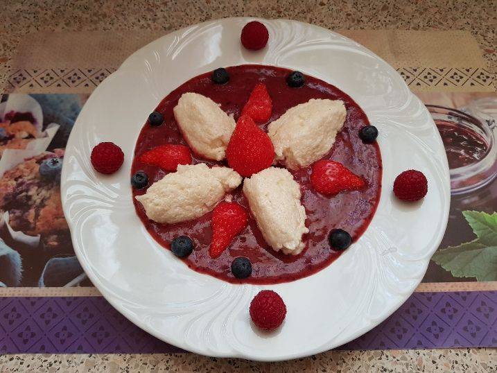 Topfennockerl mit Fruchtspiegel Rezept - ichkoche.de