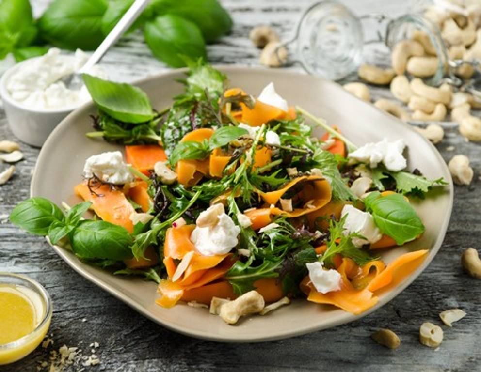 Papaya mit Ziegenfrischkäse und Cashews Papaya mit Ziegenfrischkäse und Cashews