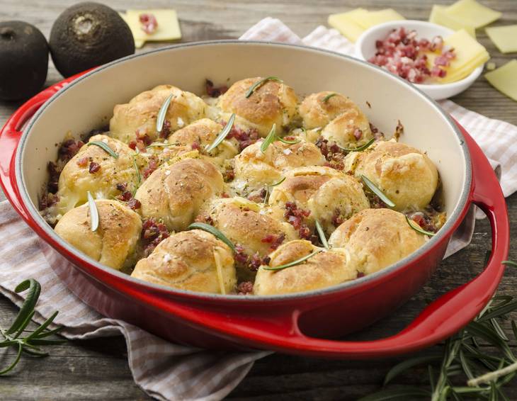 Pull-Apart-Brot mit Speck, Bergkäse und Rettich