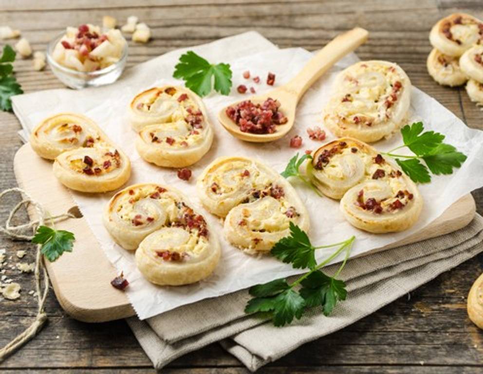 Schweinsohren mit Speck, Birne und Ziegenkäse Schweinsohren mit Speck, Birne und Ziegenkäse