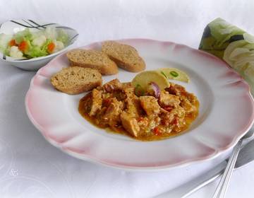 Schweinsragout mit Paprika und Zitrone Schweinsragout mit Paprika und Zitrone