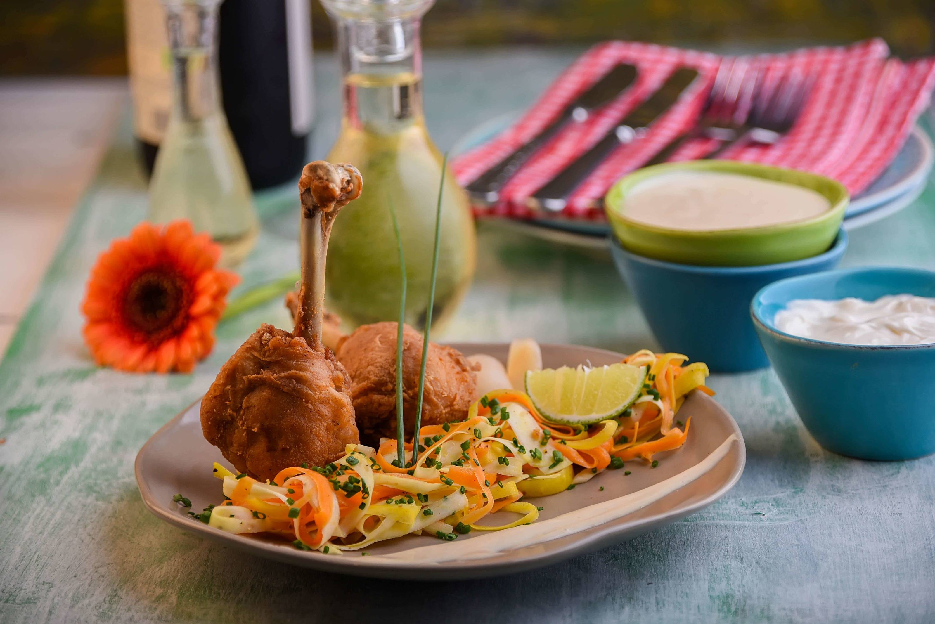 Knuspriges Hendl mit Rübensalat und Miso-Mayonnaise