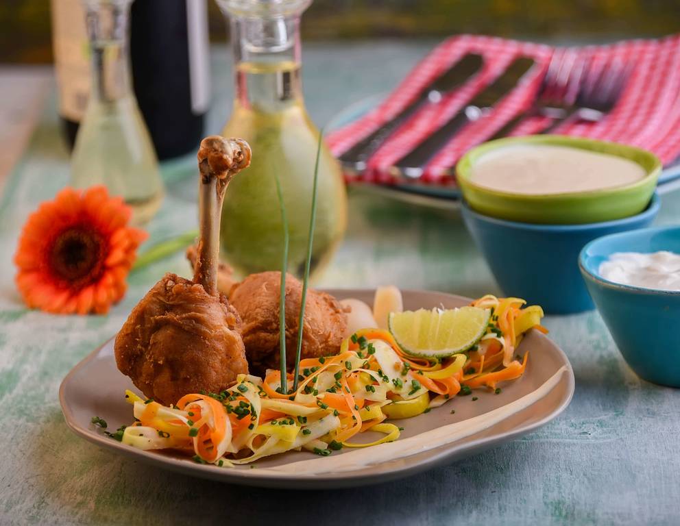 Knuspriges Hendl mit Rübensalat und Miso-Mayonnaise Knuspriges Hendl mit Rübensalat und Miso-Mayonnaise