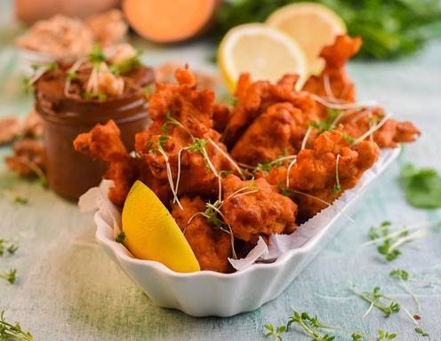 Knusprige Süßkartoffel-Bissen mit Tomaten-Walnussdip