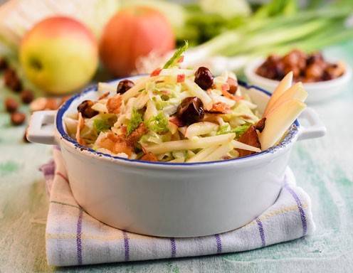 Apfel-Speck-Coleslaw mit karamellisierten Haselnüssen