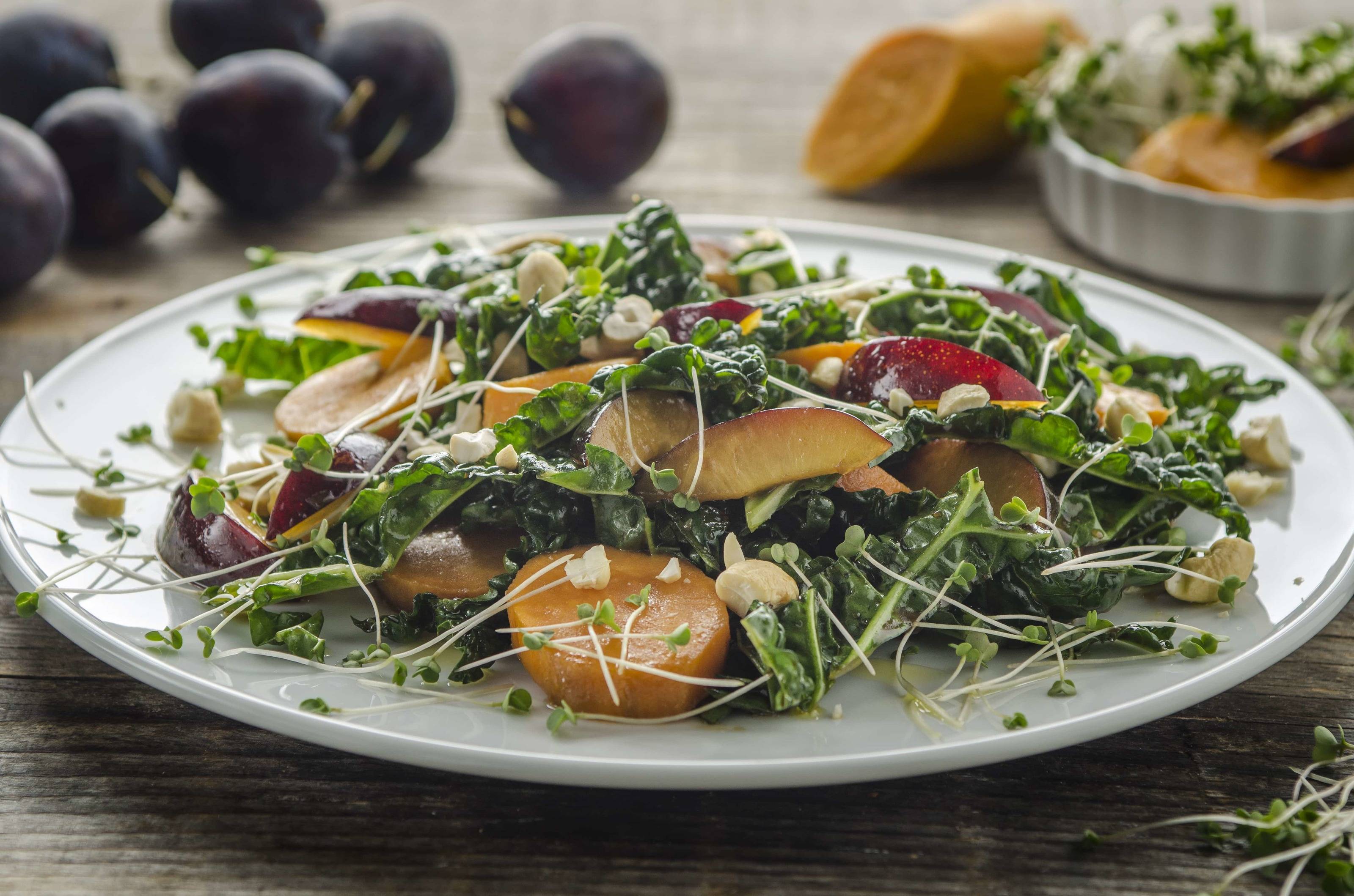 Schwarzkohlsalat mit Süßkartoffeln und Zwetschken