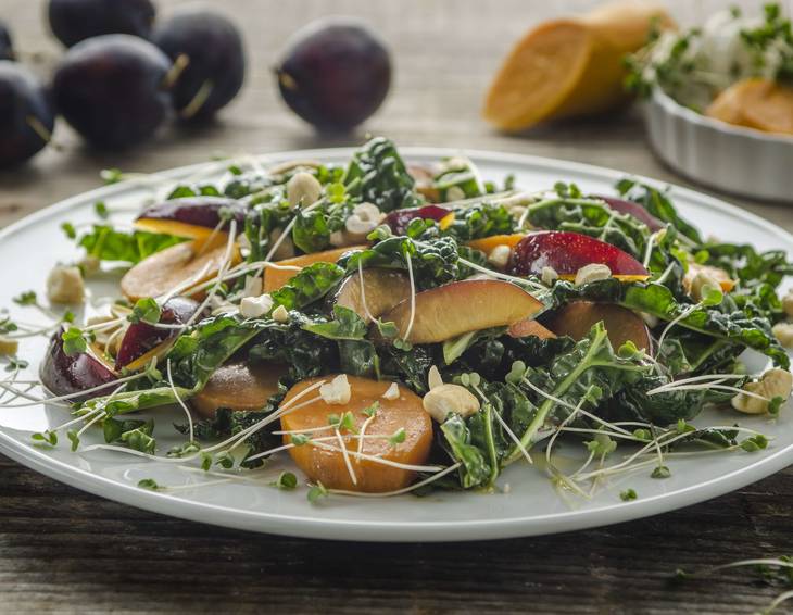 Schwarzkohlsalat mit Süßkartoffeln und Zwetschken