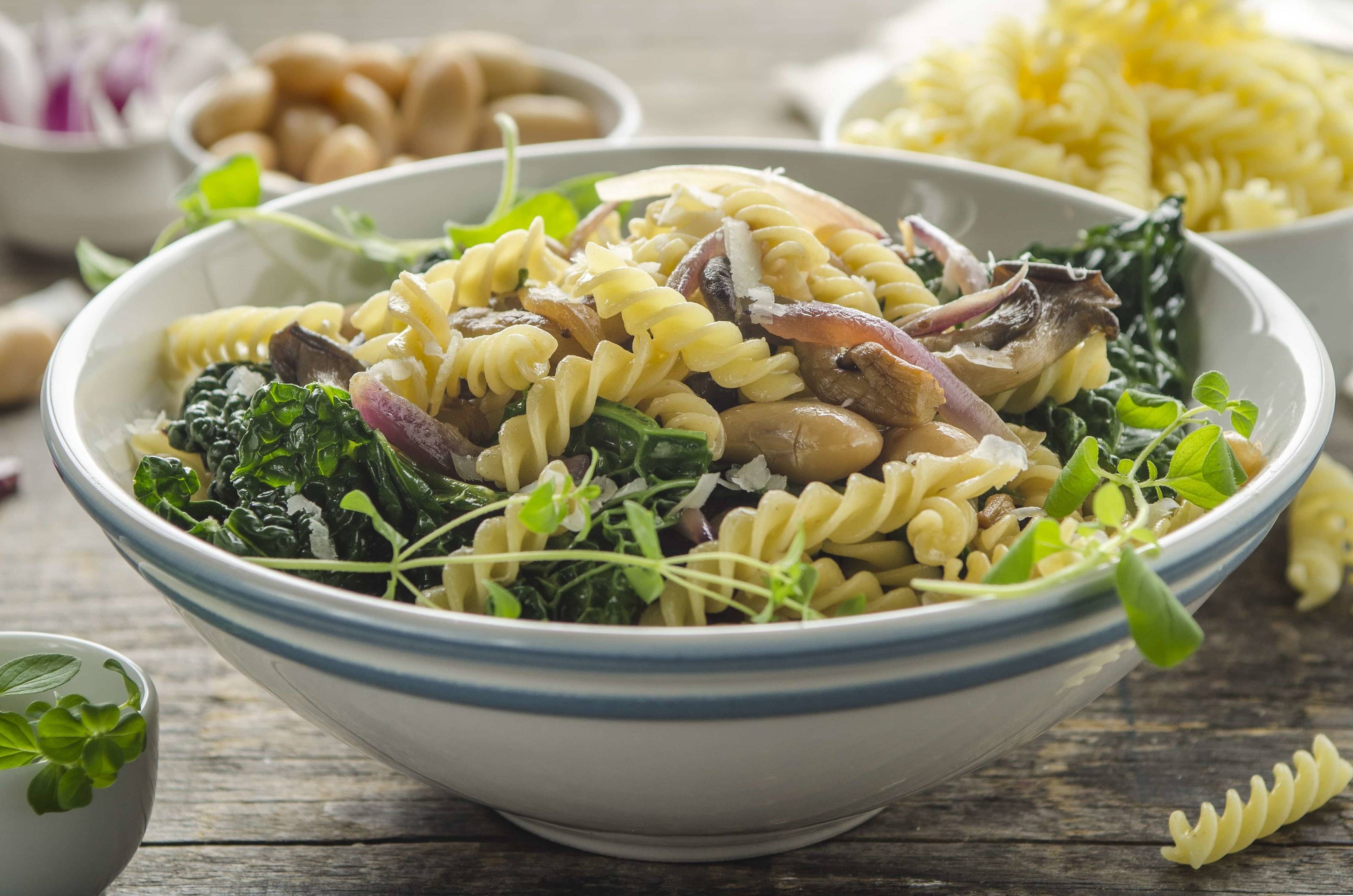 Spirelli mit Schwarzkohl, weißen Bohnen und Austernpilzen