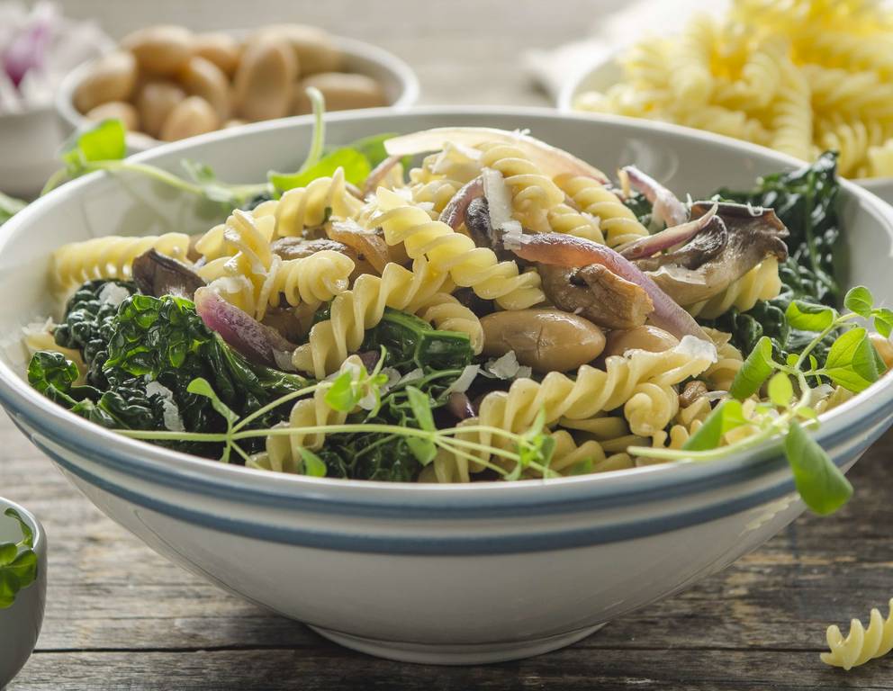 Spirelli mit Schwarzkohl, weißen Bohnen und Austernpilzen Spirelli mit Schwarzkohl, weißen Bohnen und Austernpilzen