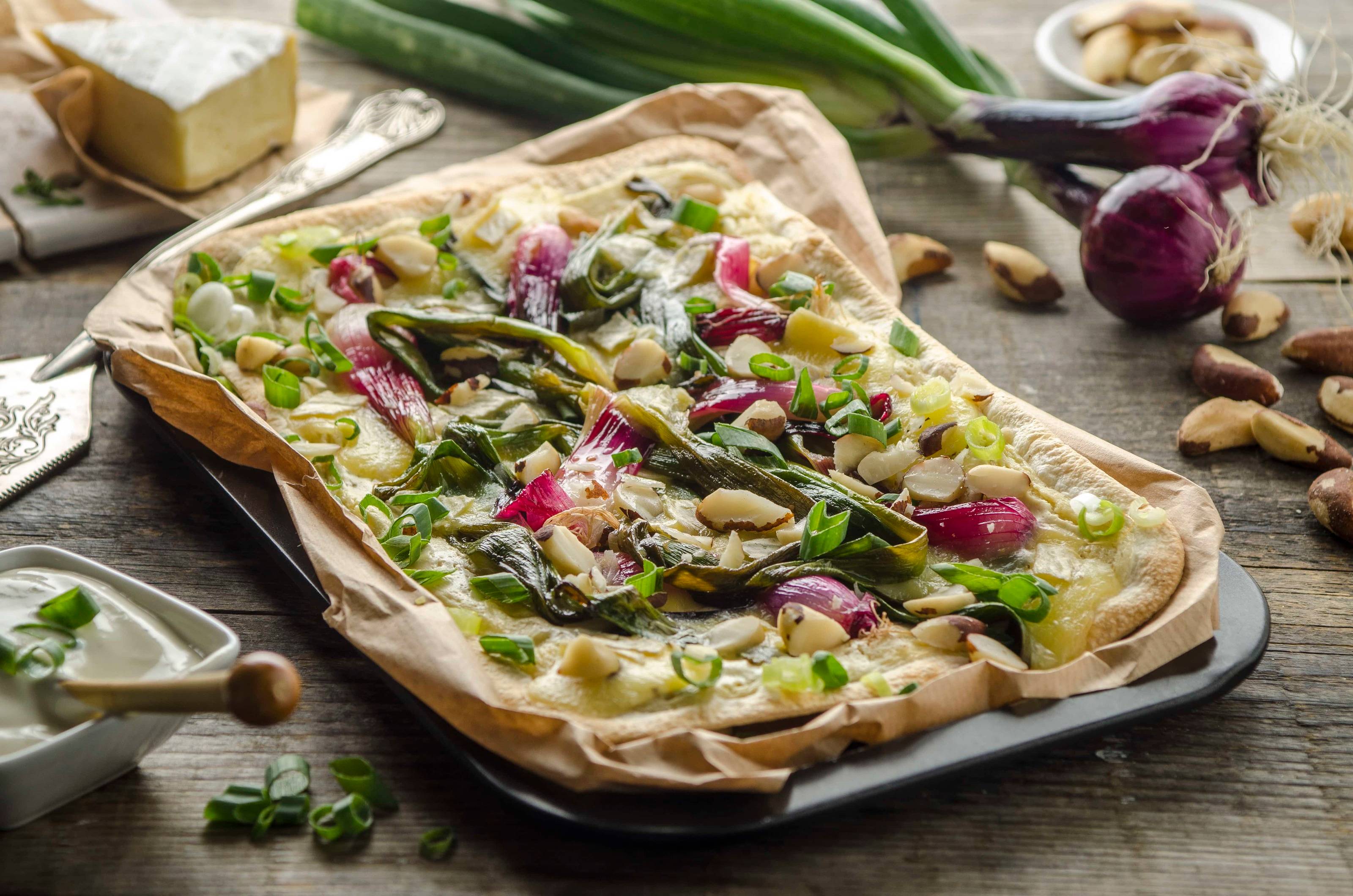 Flammkuchen mit roter Jungzwiebel, Brie und Paranüssen Rezept