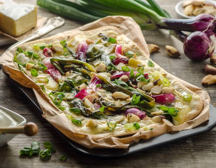 Flammkuchen mit roter Jungzwiebel, Brie und Paranüssen