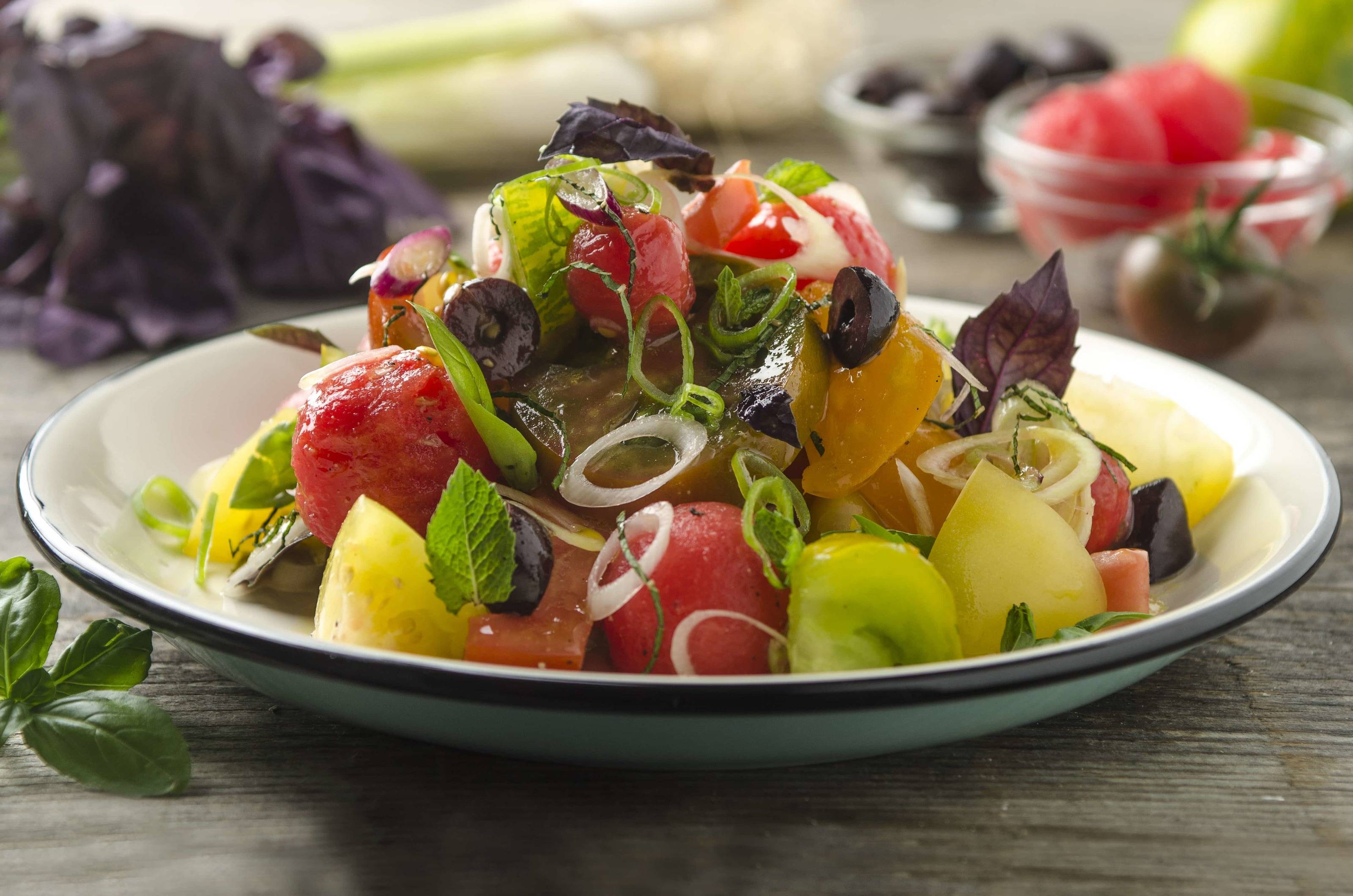 Salat mit Tomaten, Wassermelone und Oliven Rezept