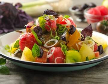 Salat mit Tomaten, Wassermelone und Oliven