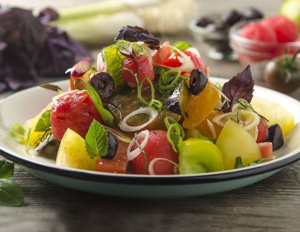 Salat mit Tomaten, Wassermelone und Oliven Salat mit Tomaten, Wassermelone und Oliven