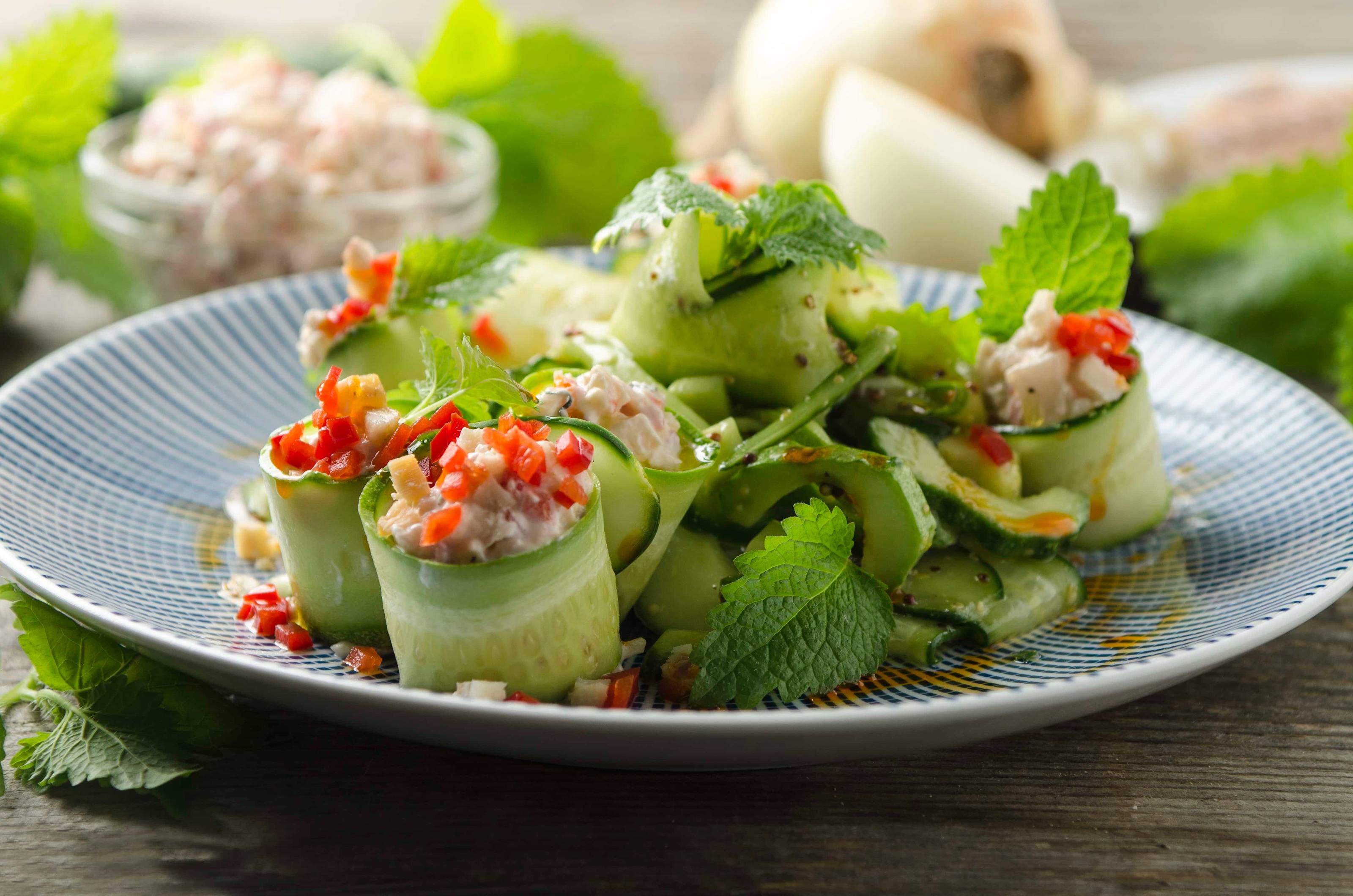 Gurkenröllchen mit Saiblingstatar und Paprikaöl Rezept