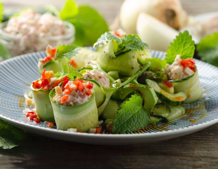 Gurkenröllchen mit Saiblingstatar und Paprikaöl Gurkenröllchen mit Saiblingstatar und Paprikaöl