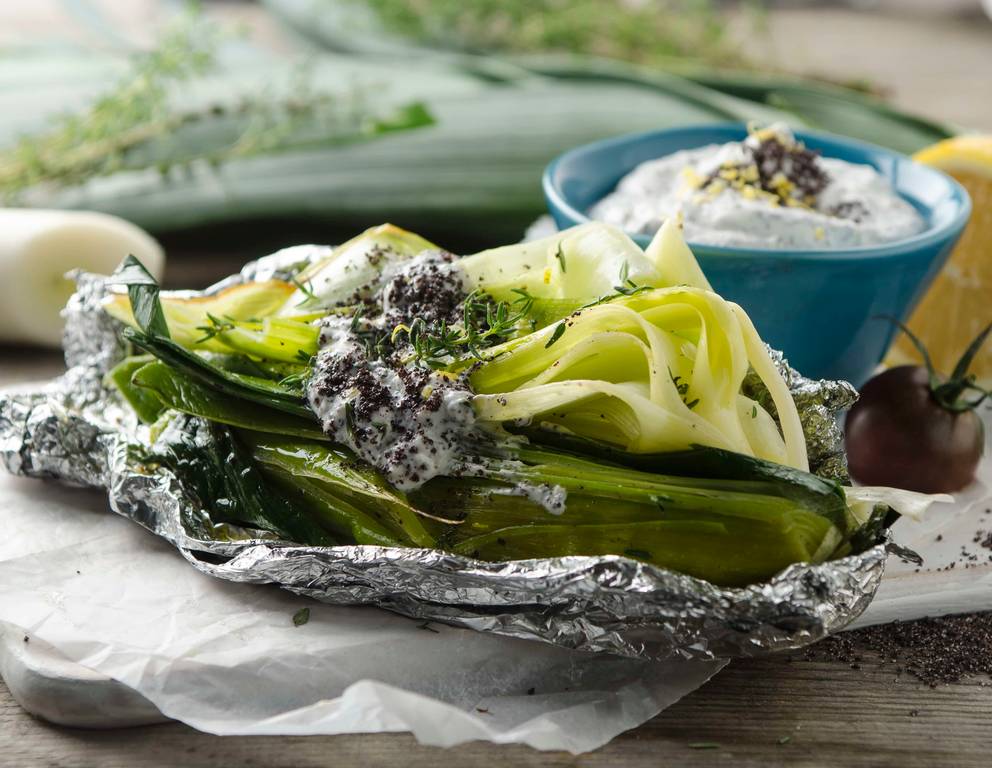 Geschmorter Lauch in der Folie mit Joghurtdip Geschmorter Lauch in der Folie mit Joghurtdip