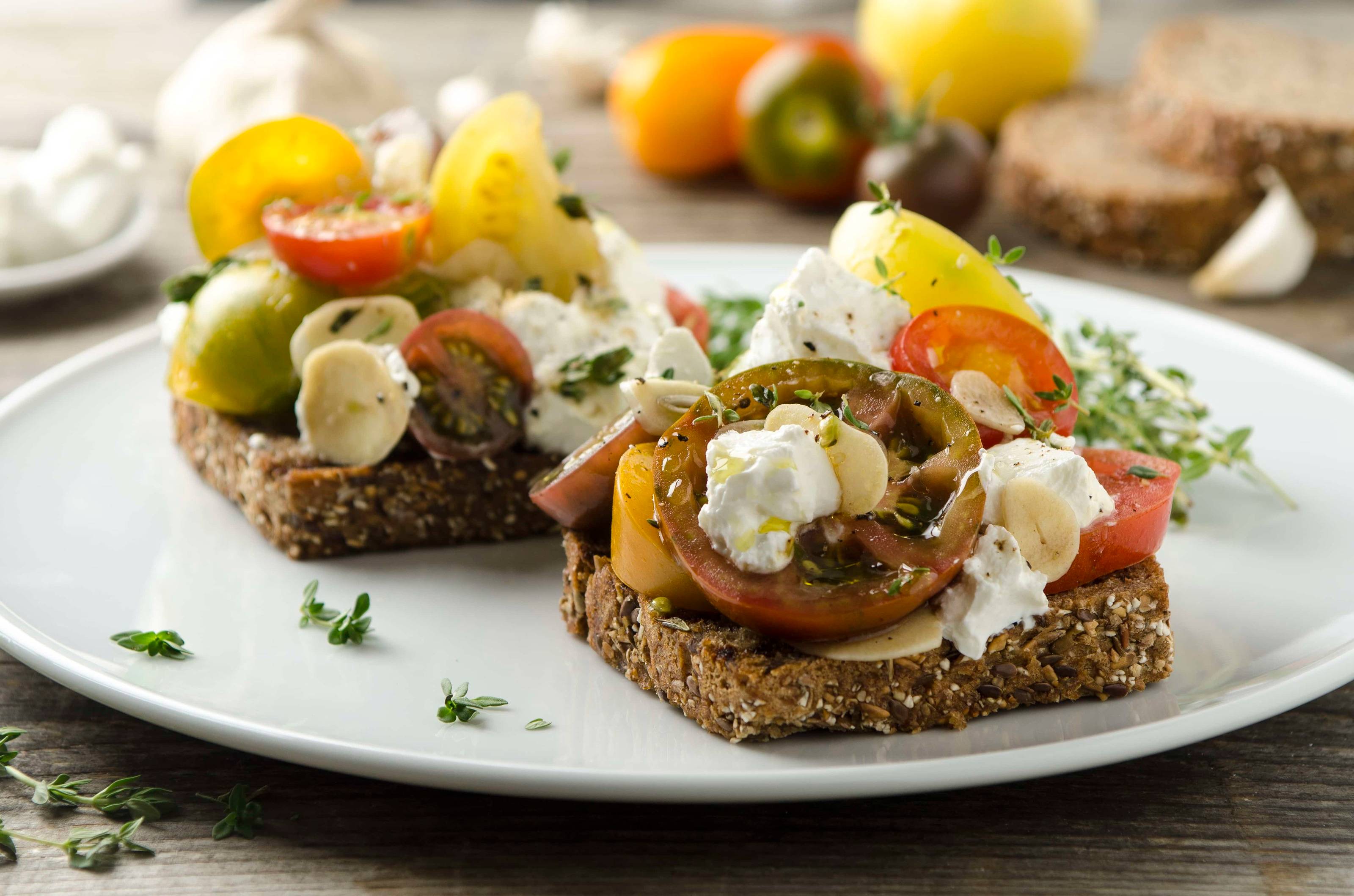 Gegrilltes Vollkornbrot mit Tomaten und Ziegenfrischkäse