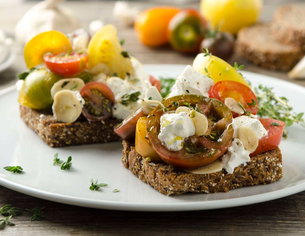 Gegrilltes Vollkornbrot mit Tomaten und Ziegenfrischkäse Gegrilltes Vollkornbrot mit Tomaten und Ziegenfrischkäse