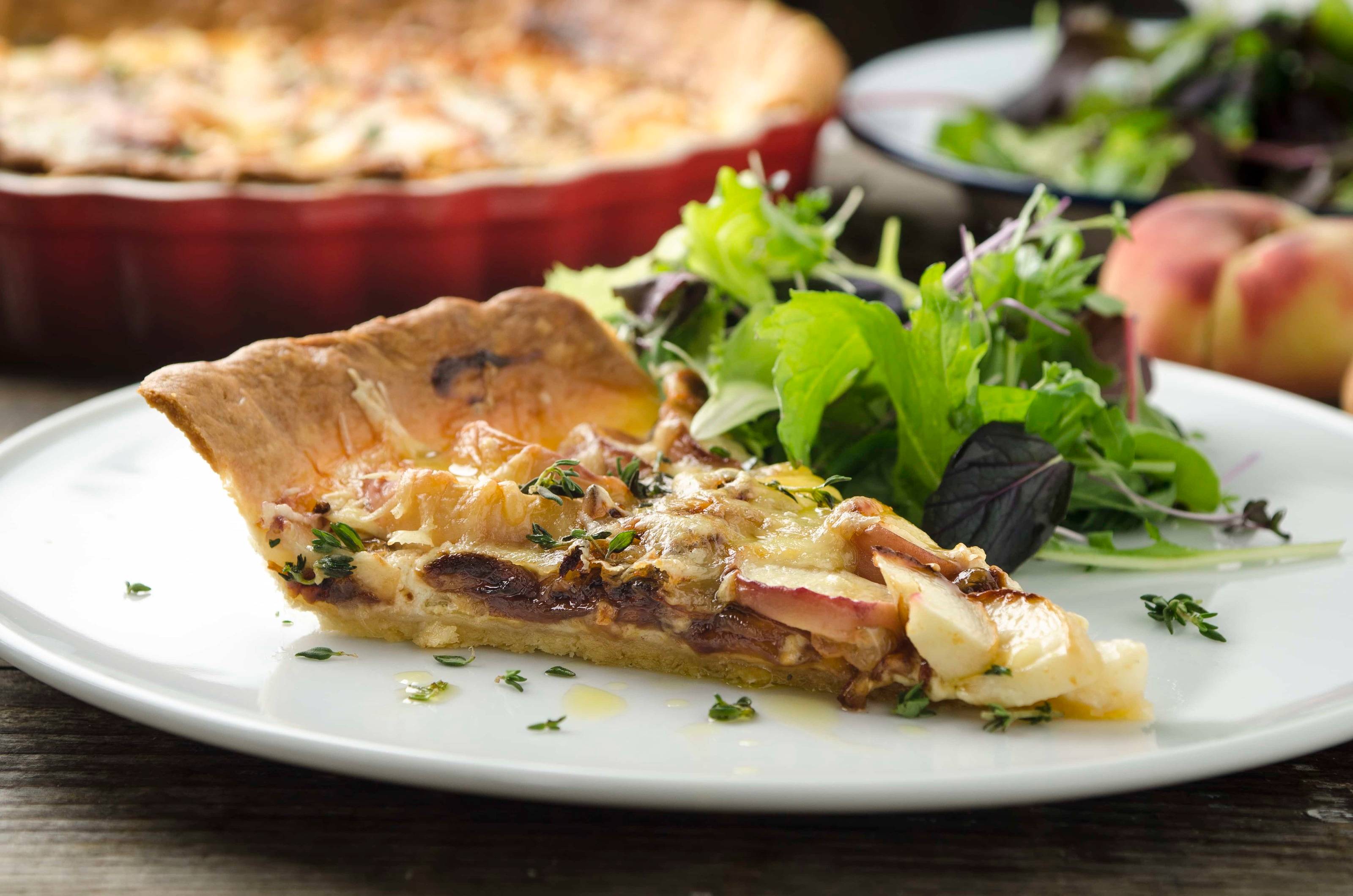 Pfirsich-Bergkäse-Tarte mit karamellisierten Schalotten