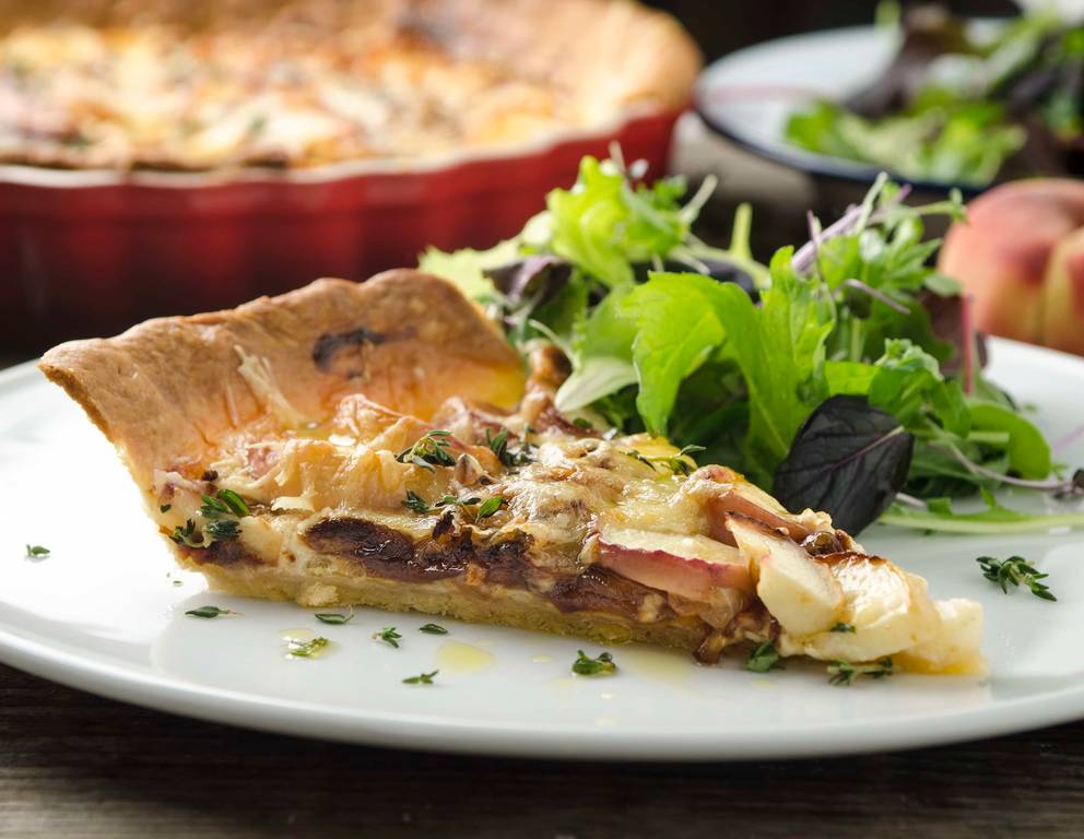 Pfirsich-Bergkäse-Tarte mit karamellisierten Schalotten Pfirsich-Bergkäse-Tarte mit karamellisierten Schalotten