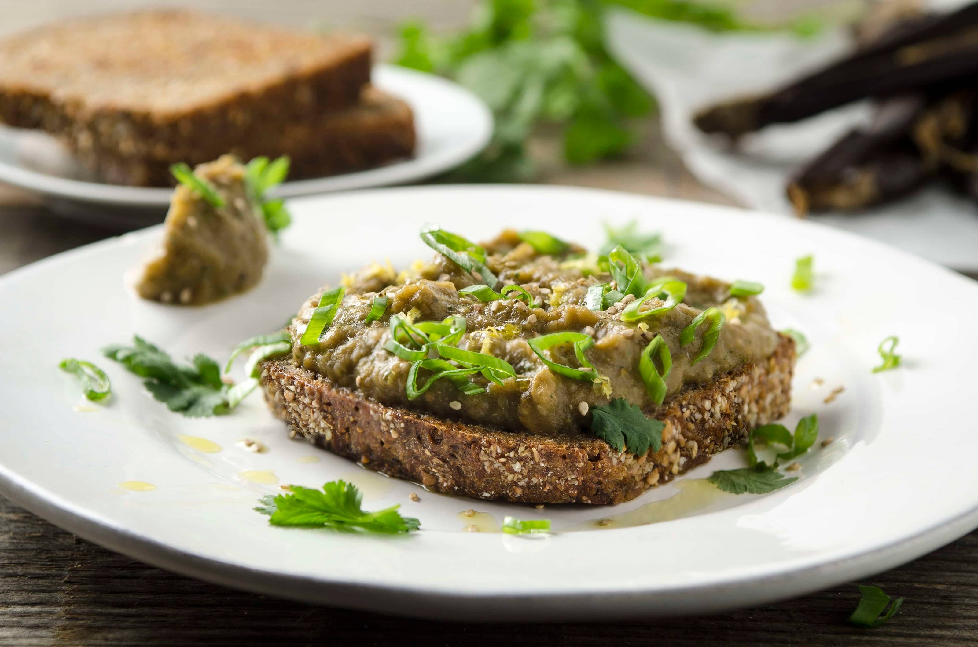 Melanzanicreme auf Dinkel-Buchweizenbrot Rezept
