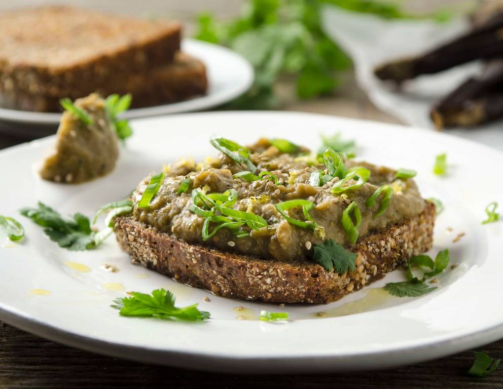 Melanzanicreme auf Dinkel-Buchweizenbrot Melanzanicreme auf Dinkel-Buchweizenbrot