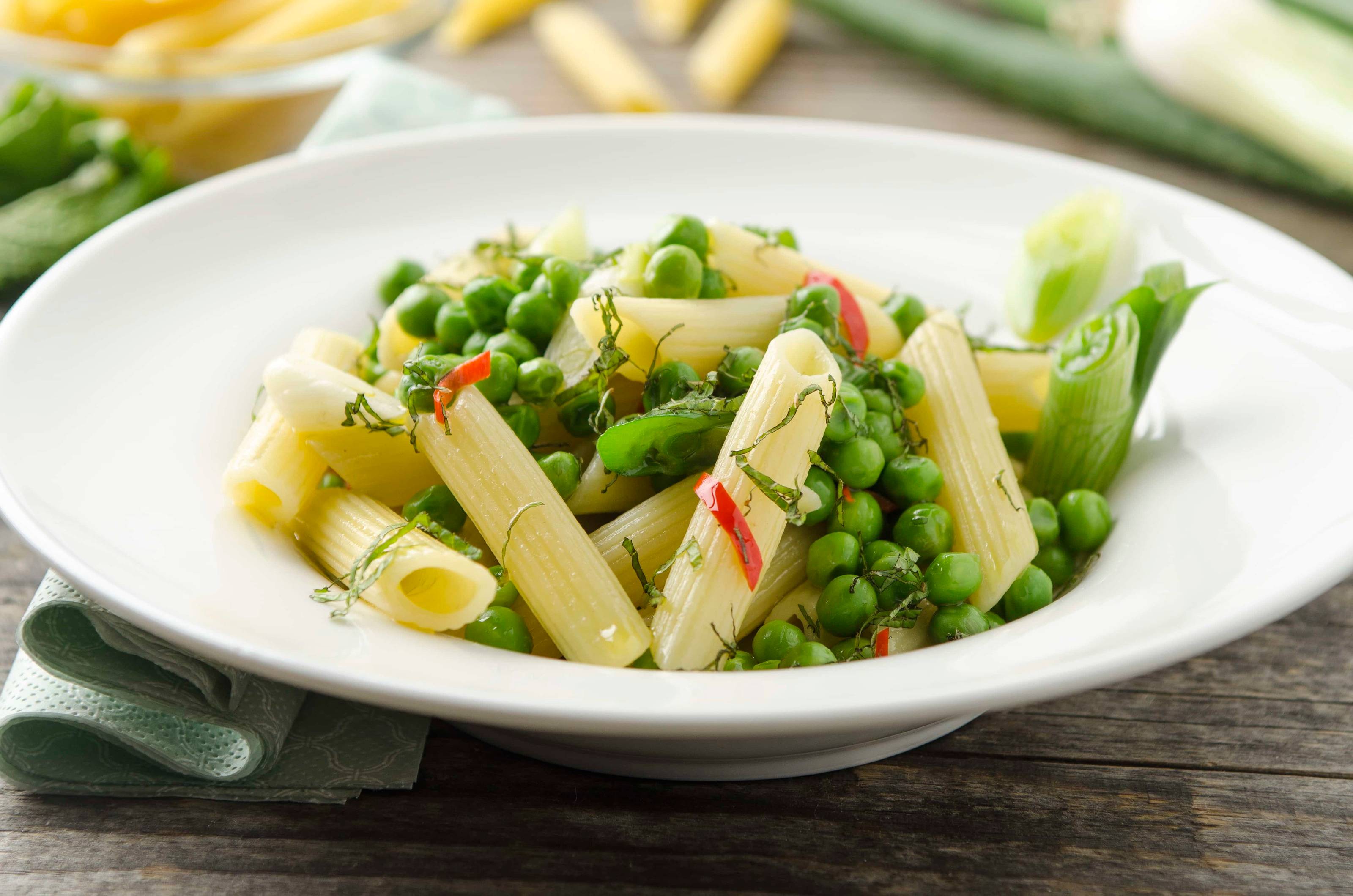 Penne mit Jungzwiebel, Erbsen und Minze