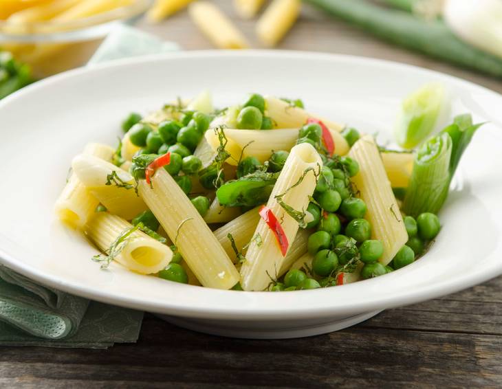 Penne mit Jungzwiebel, Erbsen und Minze Penne mit Jungzwiebel, Erbsen und Minze