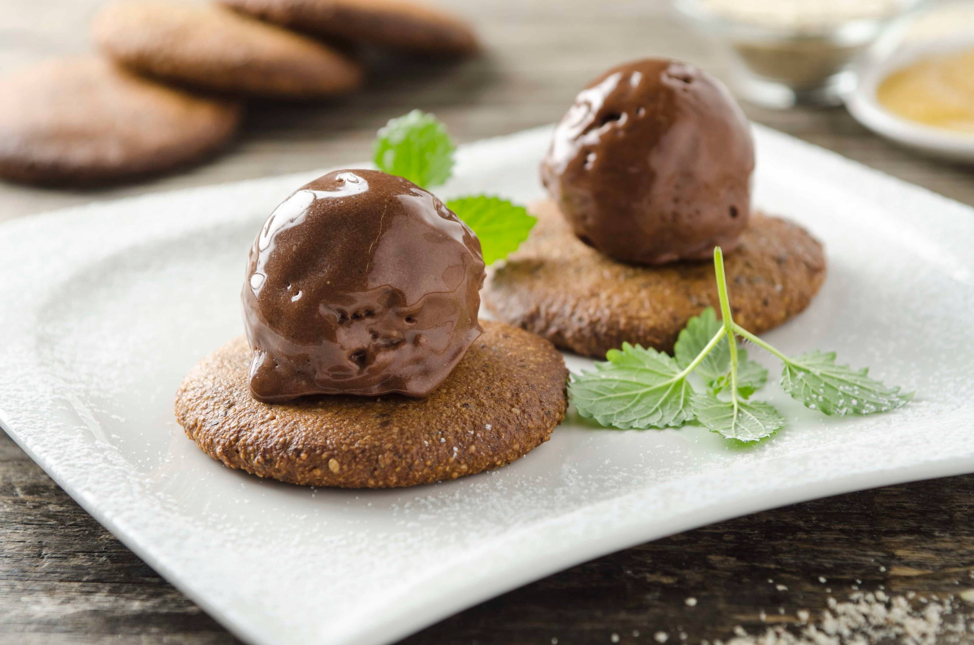 Vegane Mandel-Kardamom-Cookies mit Schokoeis