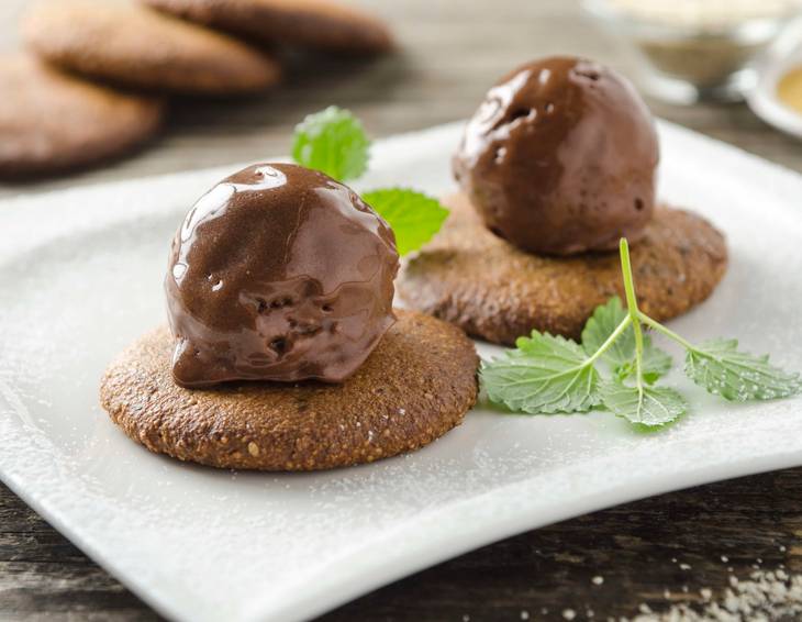 Vegane Mandel-Kardamom-Cookies mit Schokoeis