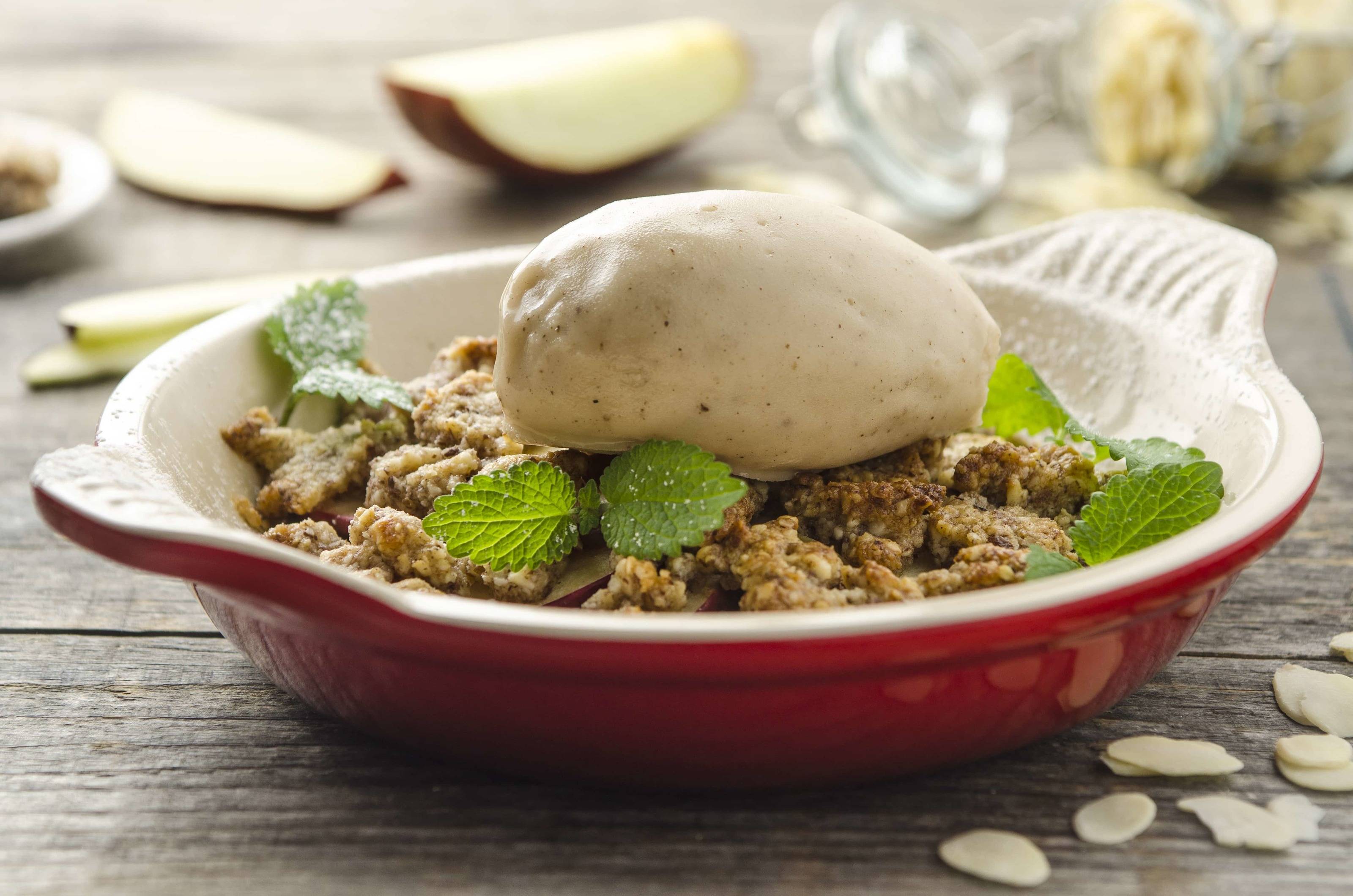 Veganer Apfel-Mandel-Crumble mit Vanilleeis Rezept