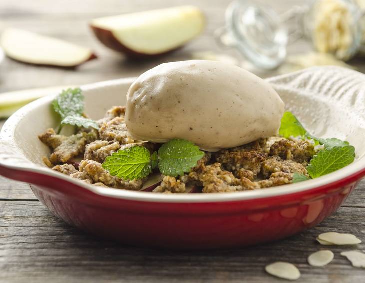 Veganer Apfel-Mandel-Crumble mit Vanilleeis