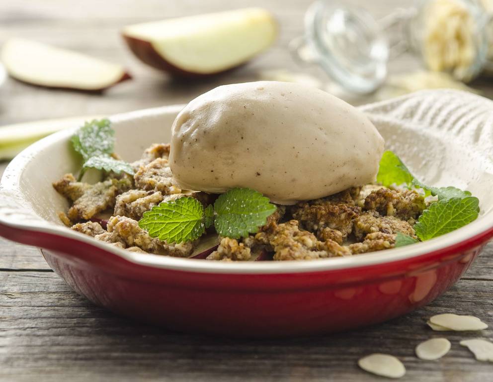 Veganer Apfel-Mandel-Crumble mit Vanilleeis Veganer Apfel-Mandel-Crumble mit Vanilleeis