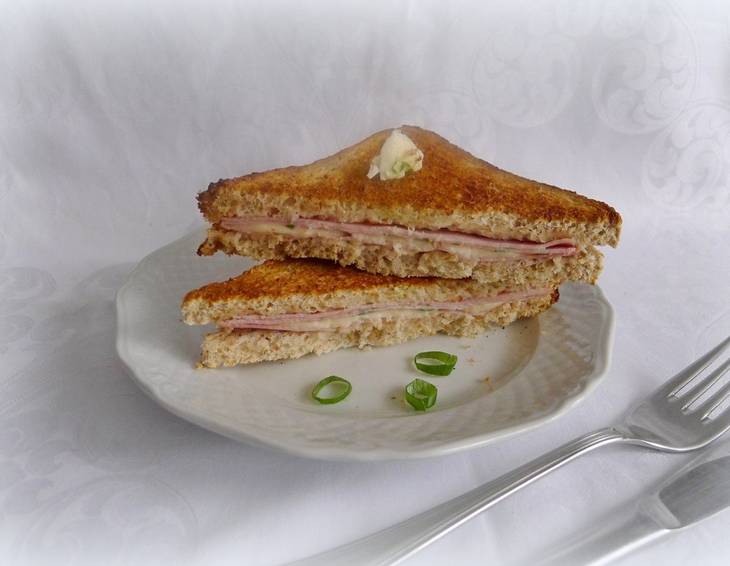 Mozzarellatoast aus der Pfanne Mozzarellatoast aus der Pfanne